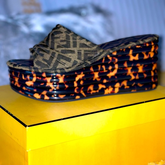 Fendi Shoes - Fendi Promenade flatform sandals - Brown